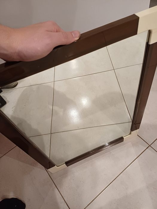 Lustro stojące do postawienia na mebel.