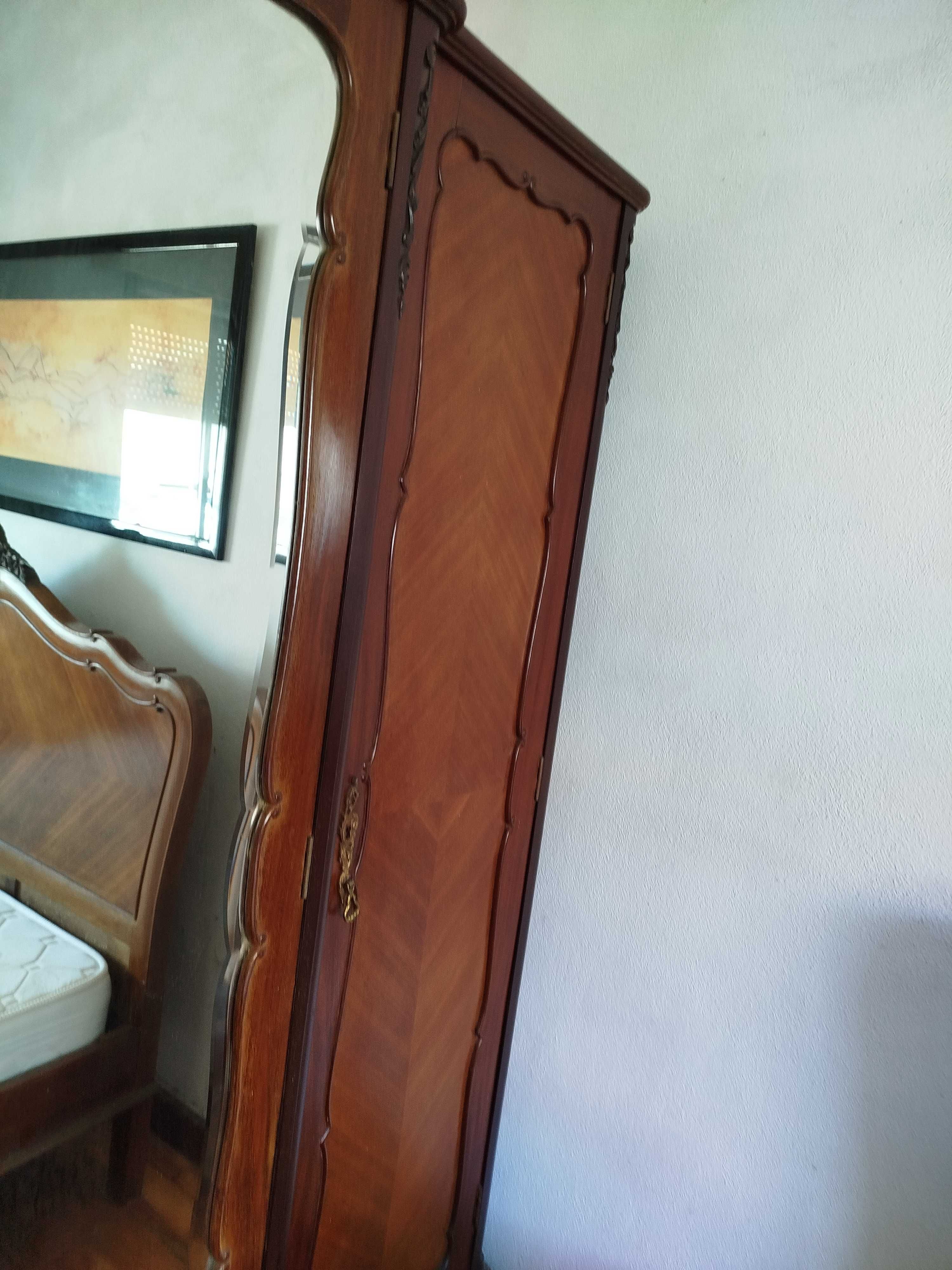 Guarda vestidos em madeira maciça e cor castanho