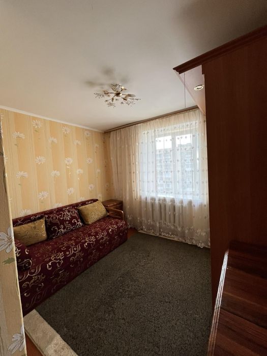 Продаж трьохкімнатної квартири на Київській