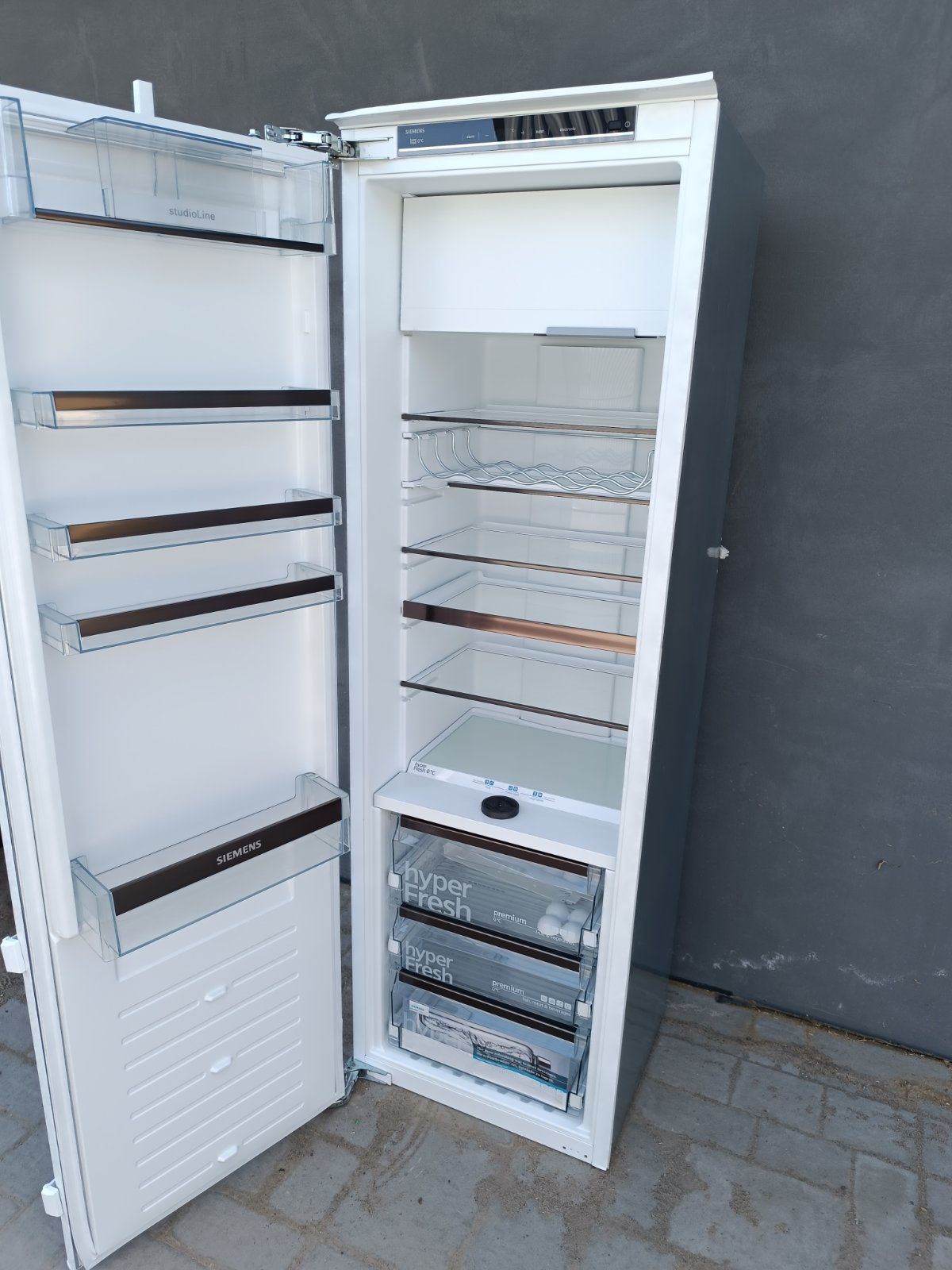 Однокамерний вбудований холодильник Siemens IQ700 Studio Line
