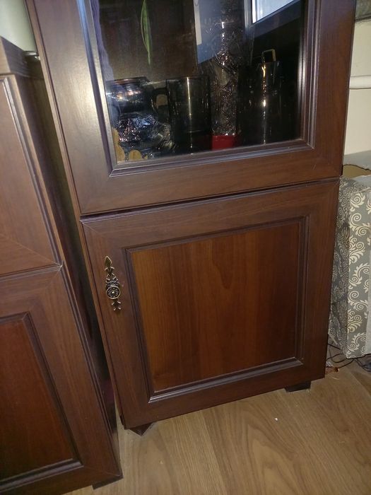 podświetlana  witryna regał