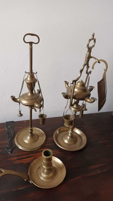 2 lamparinas de latão + 1 castiçal.