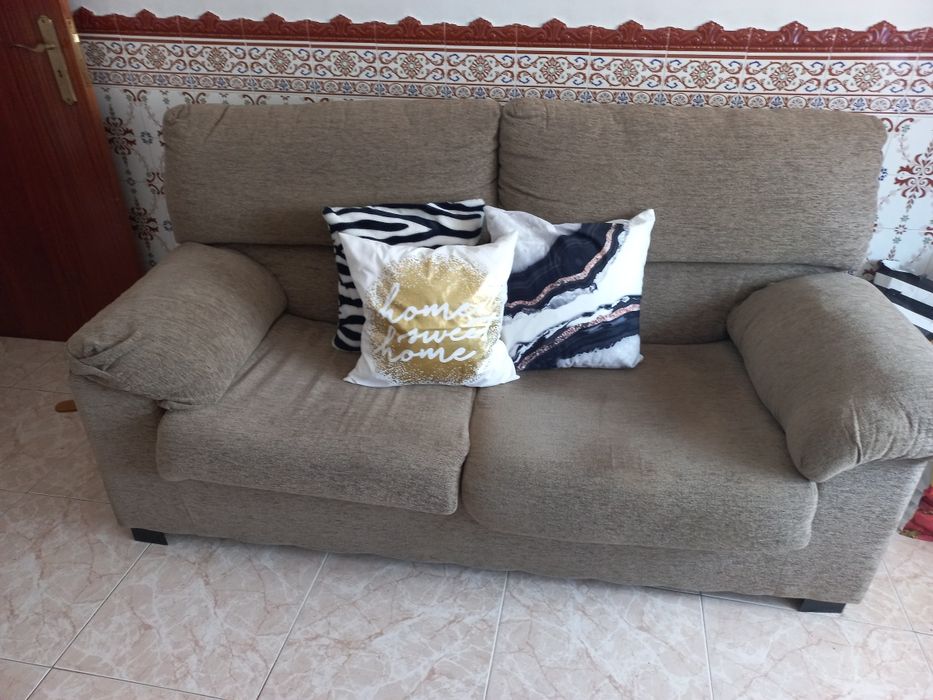 Sofa castanho de dois lugares