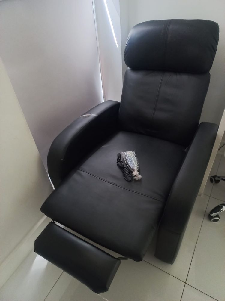 Fotel z ekoskóry , rozkładany z masażem .