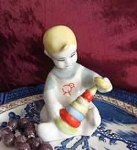 Figurka porcelanowa bawiące się dziecko Horodnica vintage