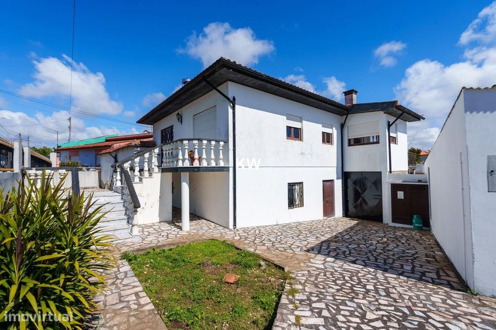 Moradia T5 em Esmoriz inserida em terreno de 929m2