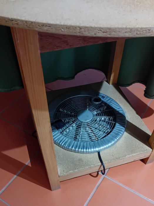 Mesa redonda com braseira elétrica