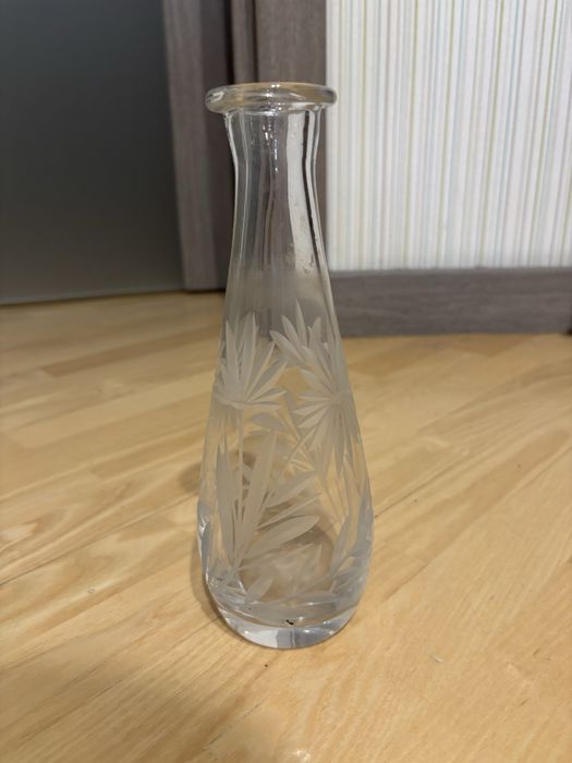 хрустальная ваза для цветов с гравировкой в виде листьев
