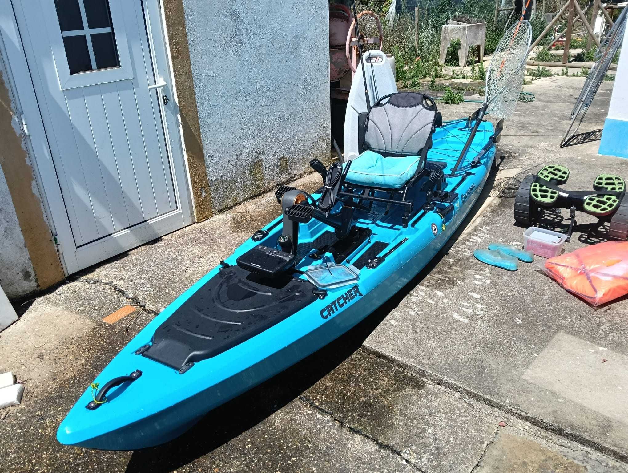 Kayak de pesca a pedais em excelente estado