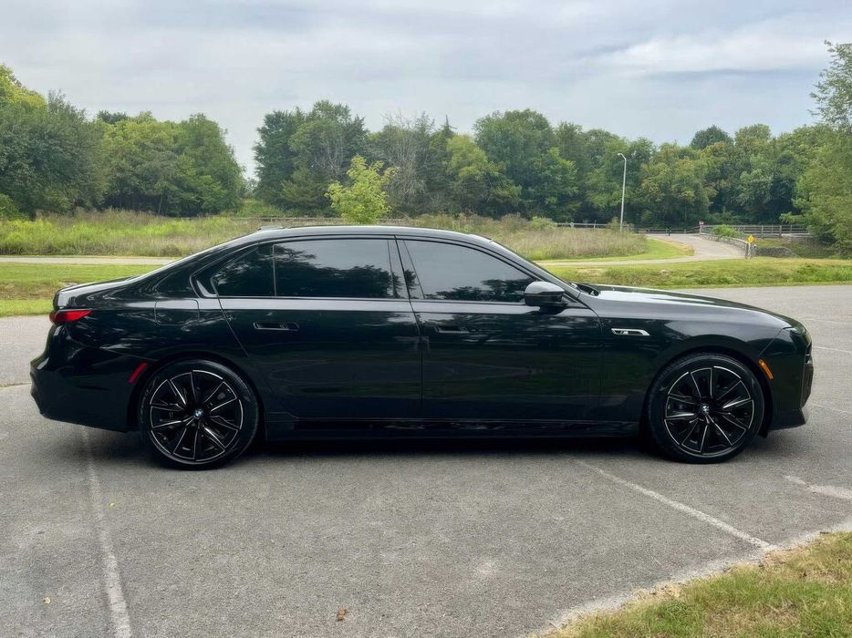 BMW i7 M70      2024