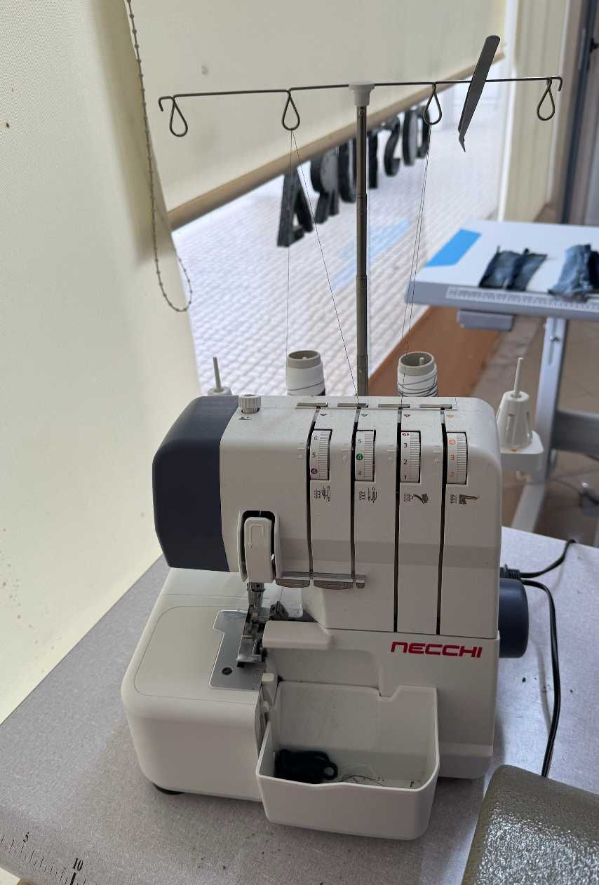 Overlock NECCHI NL11C 4linhas Máquina de corte e cose