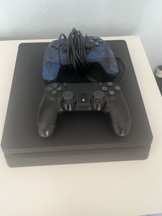 Playstation 4 com comandos