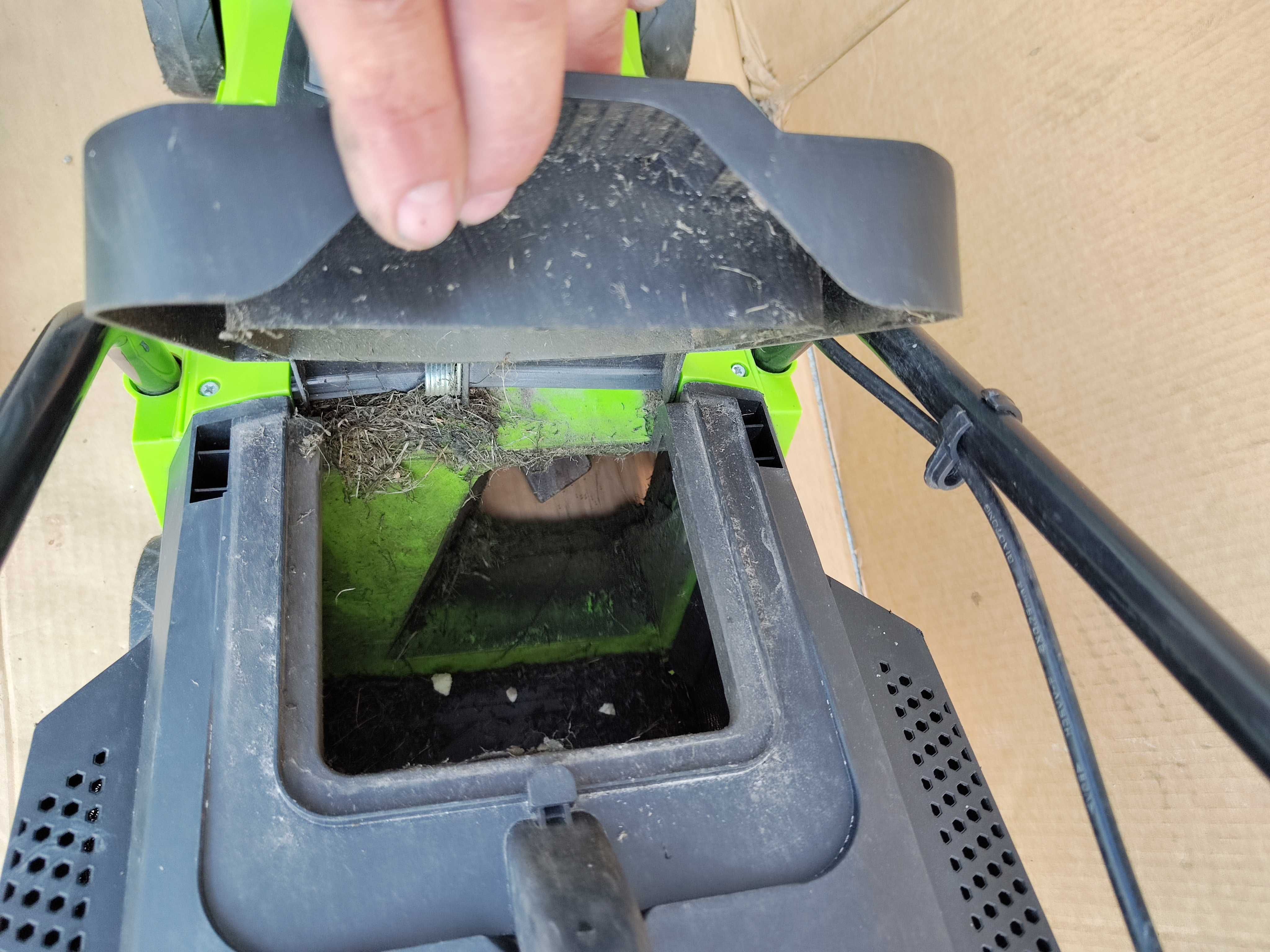kosiarka elektryczna do trawy,malutka,lekka z koszem