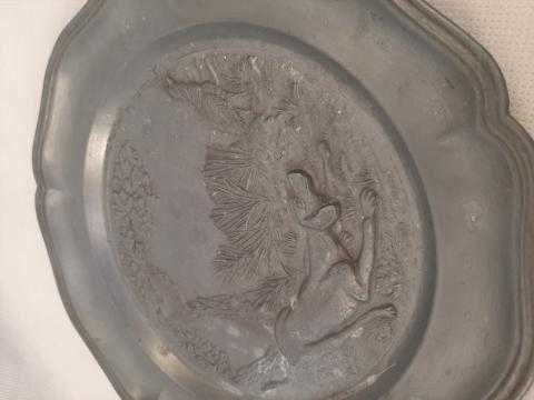 Ozdobny talerz z cyny -motyw myśliwski-sugn