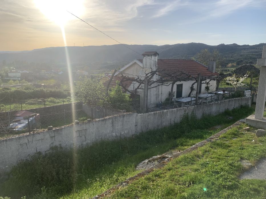 Casa com terreno + anexo para renovação