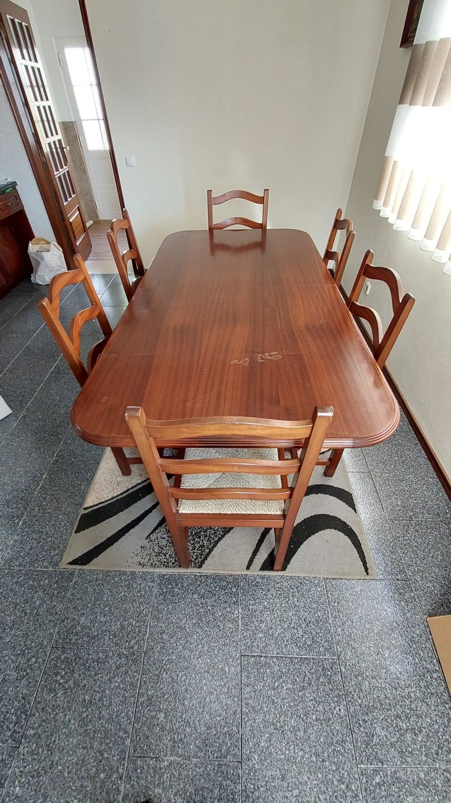 Conjunto de mesa e cadeiras de madeira