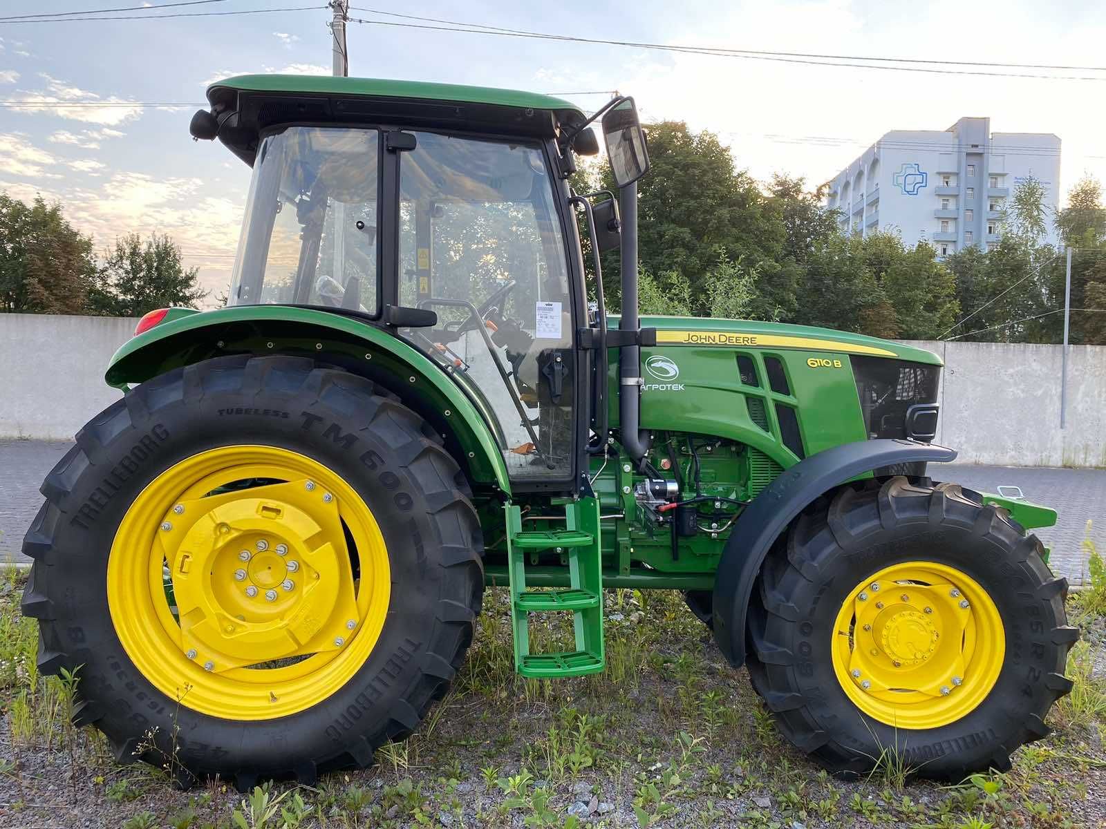 John Deere 6110B