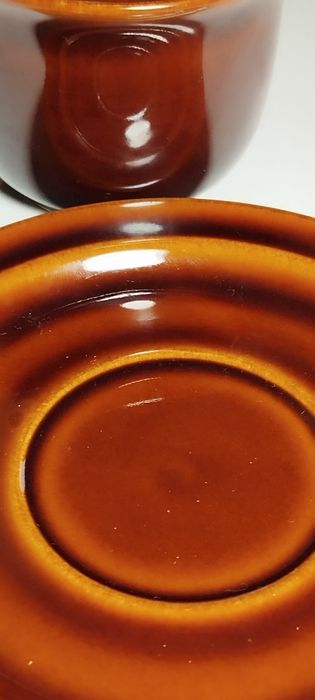 Filiżanki i spodki, brązowy porcelit, PRUSZKÓW