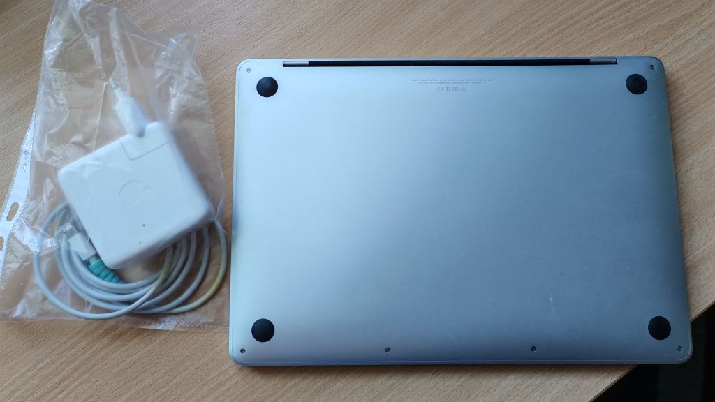 Продам MacBook Pro 13" 256Gb Retina Silver Touch Bar 2020