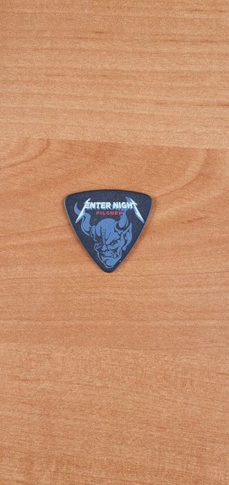 Kostka metallica enter night
