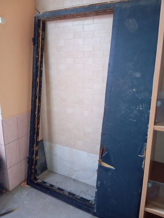 Продам двері броньовані.