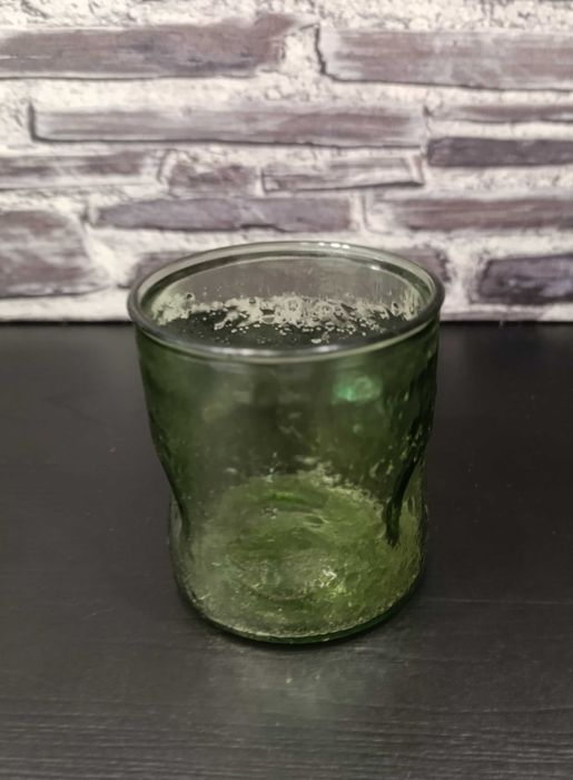 Utensílios cozinha, vidro verde, sendo 2 copos e um moinho pimenta
