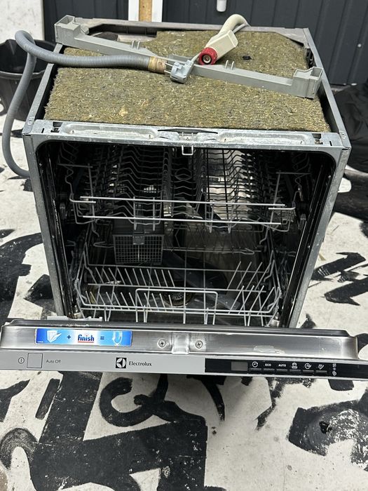 Посудомийна машина Electrolux ESL96361LO