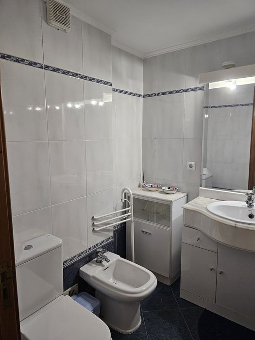 Alugo quarto espaçoso mobilado com tv