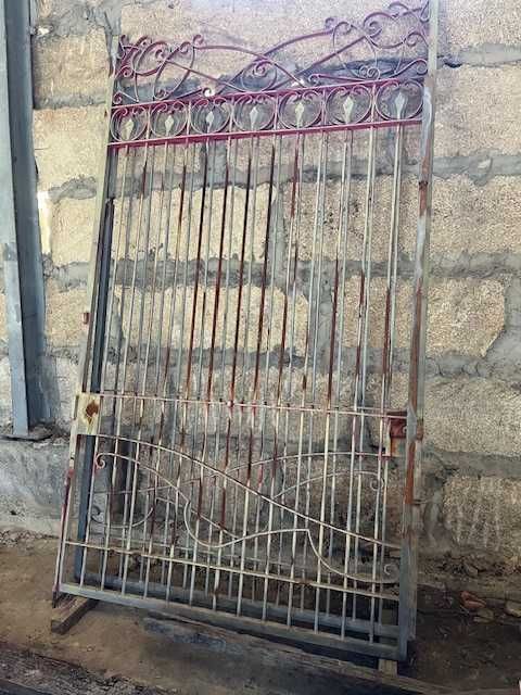 Vendo portão antigo ao melhor preço.