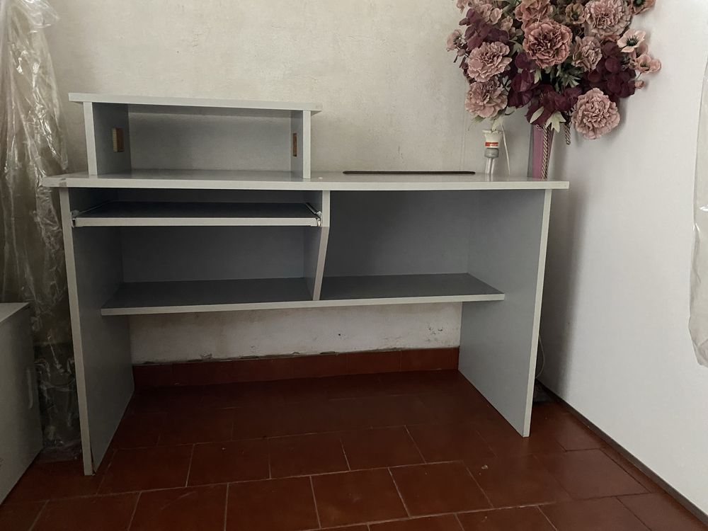 Secretária cinza para escritório