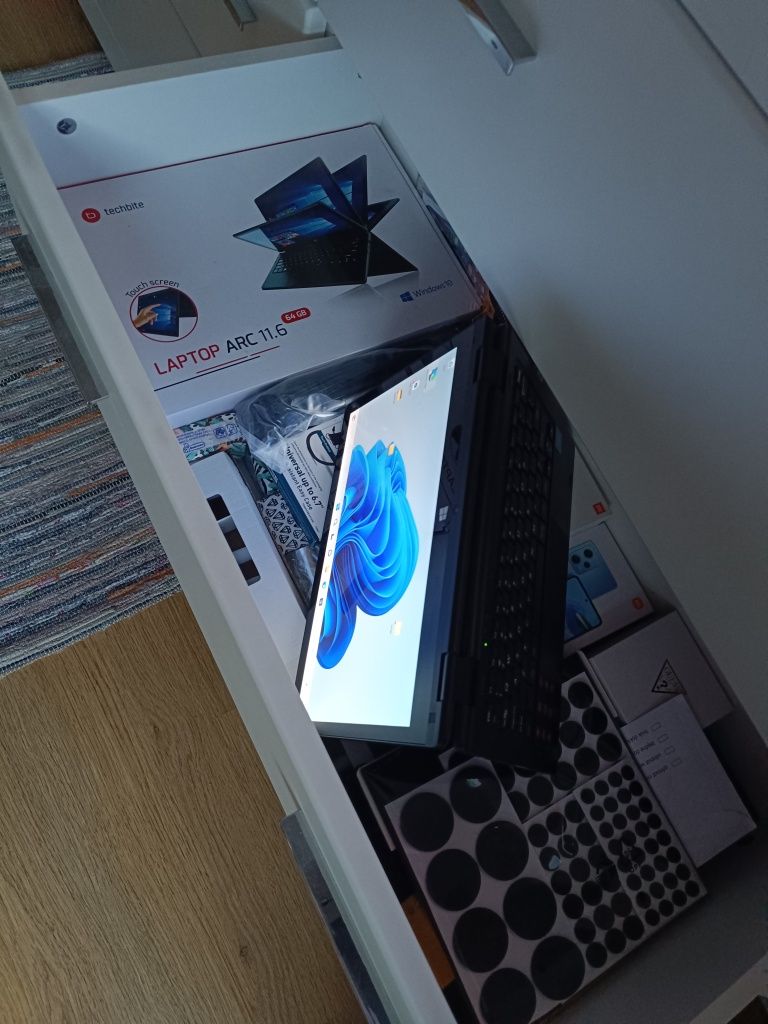 Laptop TechBite Arc 11.6 tablet jak Lenovo Yoga 64gb Windows 10 2w1