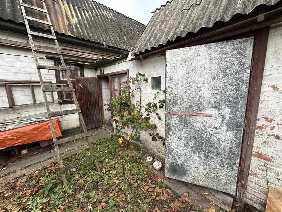 Продається будинок, складається з двох кімнат і кухні.