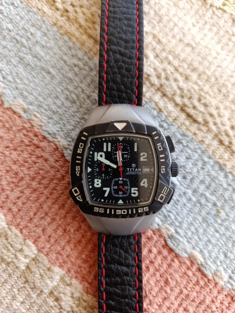Relógio TiTan com bracelete em pele