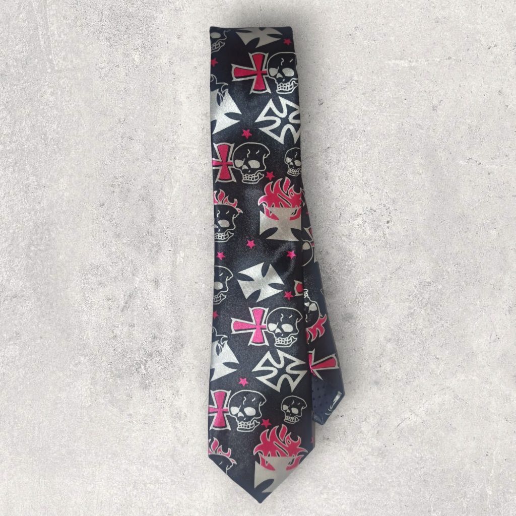 Чорний або білий варіант, краватка, мальтійські хрести косплей