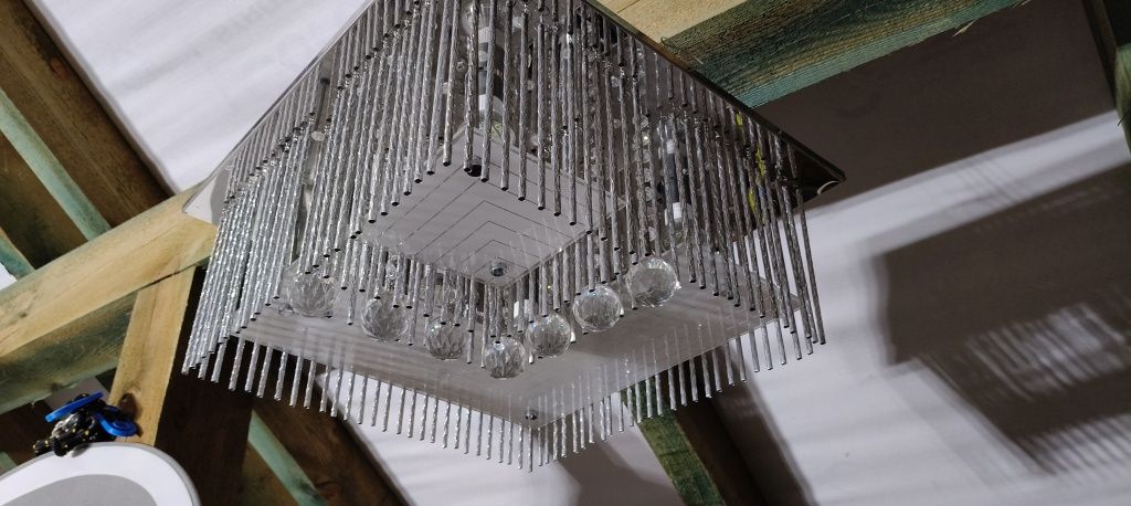 Żyrandol LED kryształami