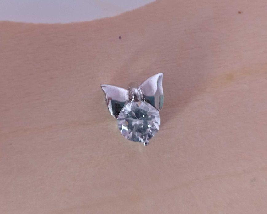 Zawieszka srebrna 925 kokardka cyrkonia