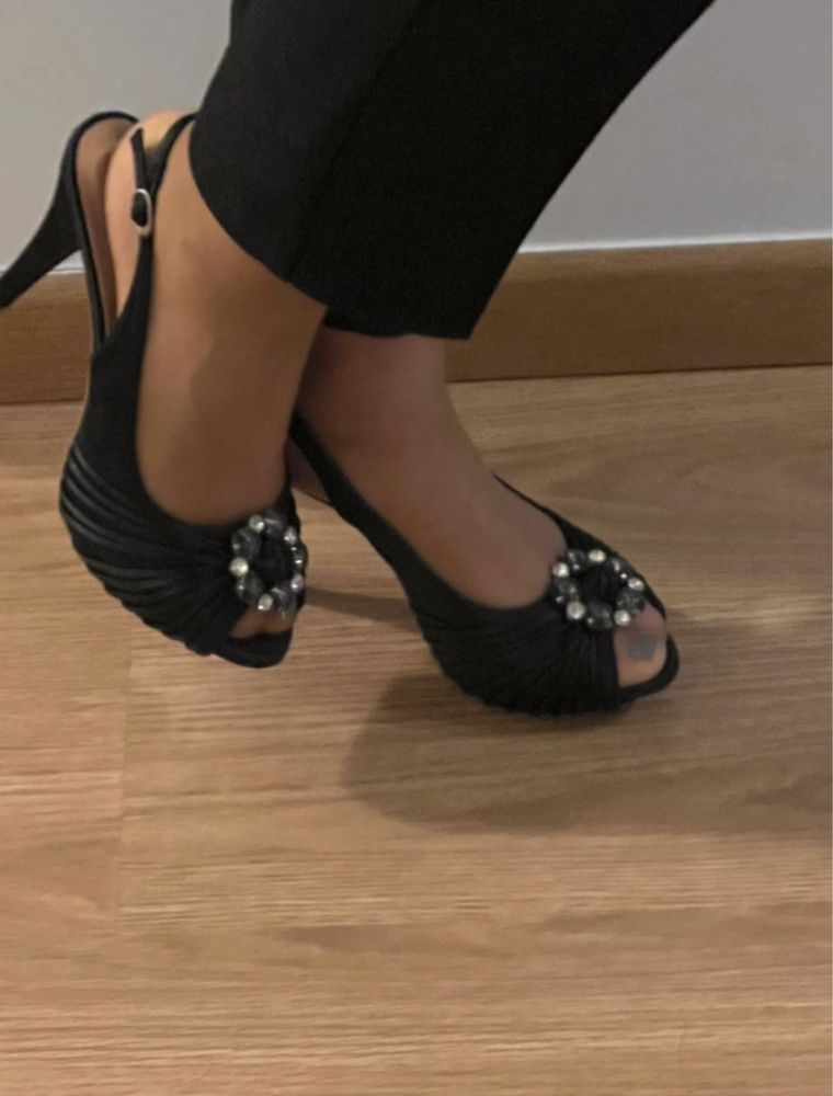 Sapatos pretos com aplicação