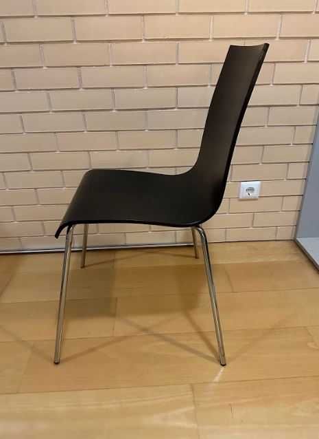 Três cadeiras pretas