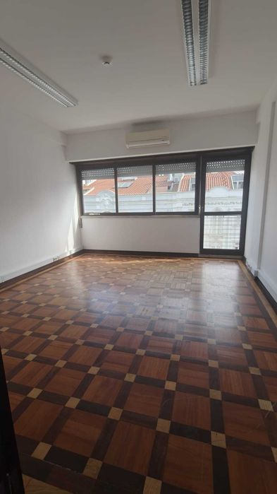 Arrendamento de escritório na Avenida Visconde de Valmor, 20