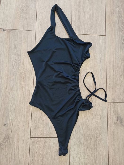 Чорний купальник з вирізом