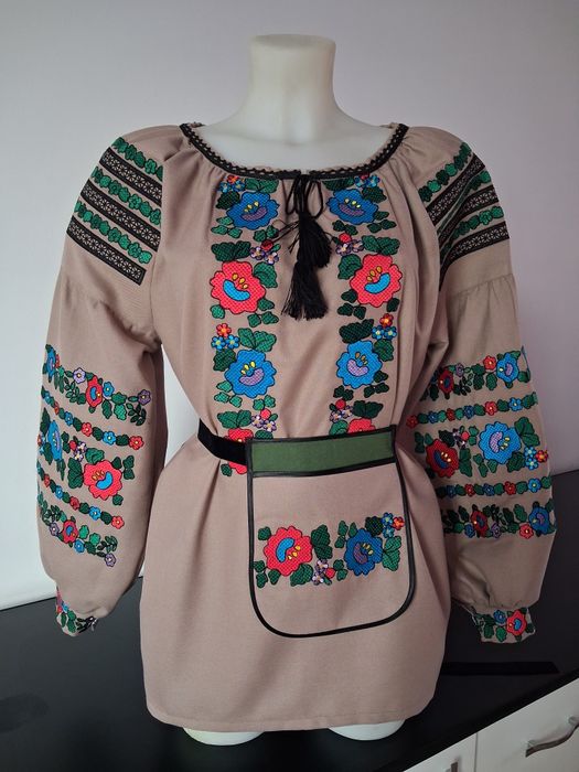 Вишита сорочка з поясною кишенею