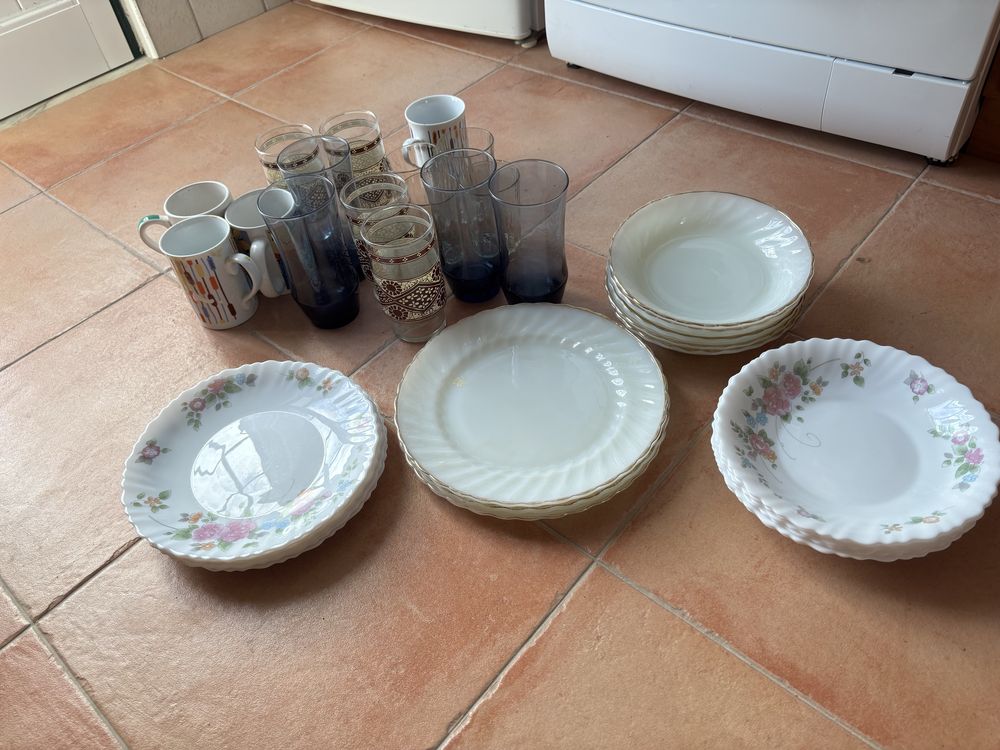 Conjunto loiça (copos, pratos e canecas)