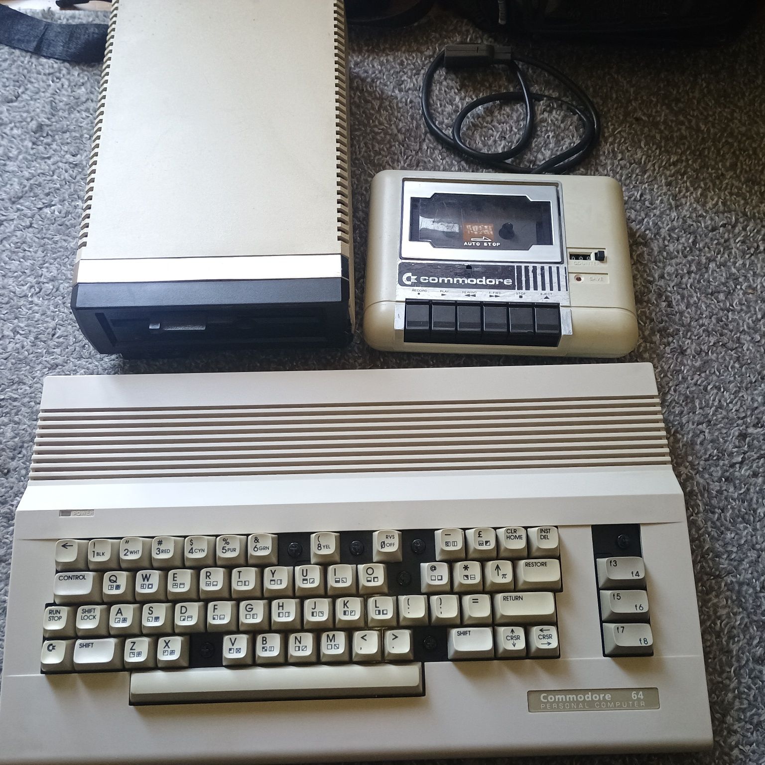 Commodore 64+ magnetofon+ stacja Atari 1050 + commodore plus4