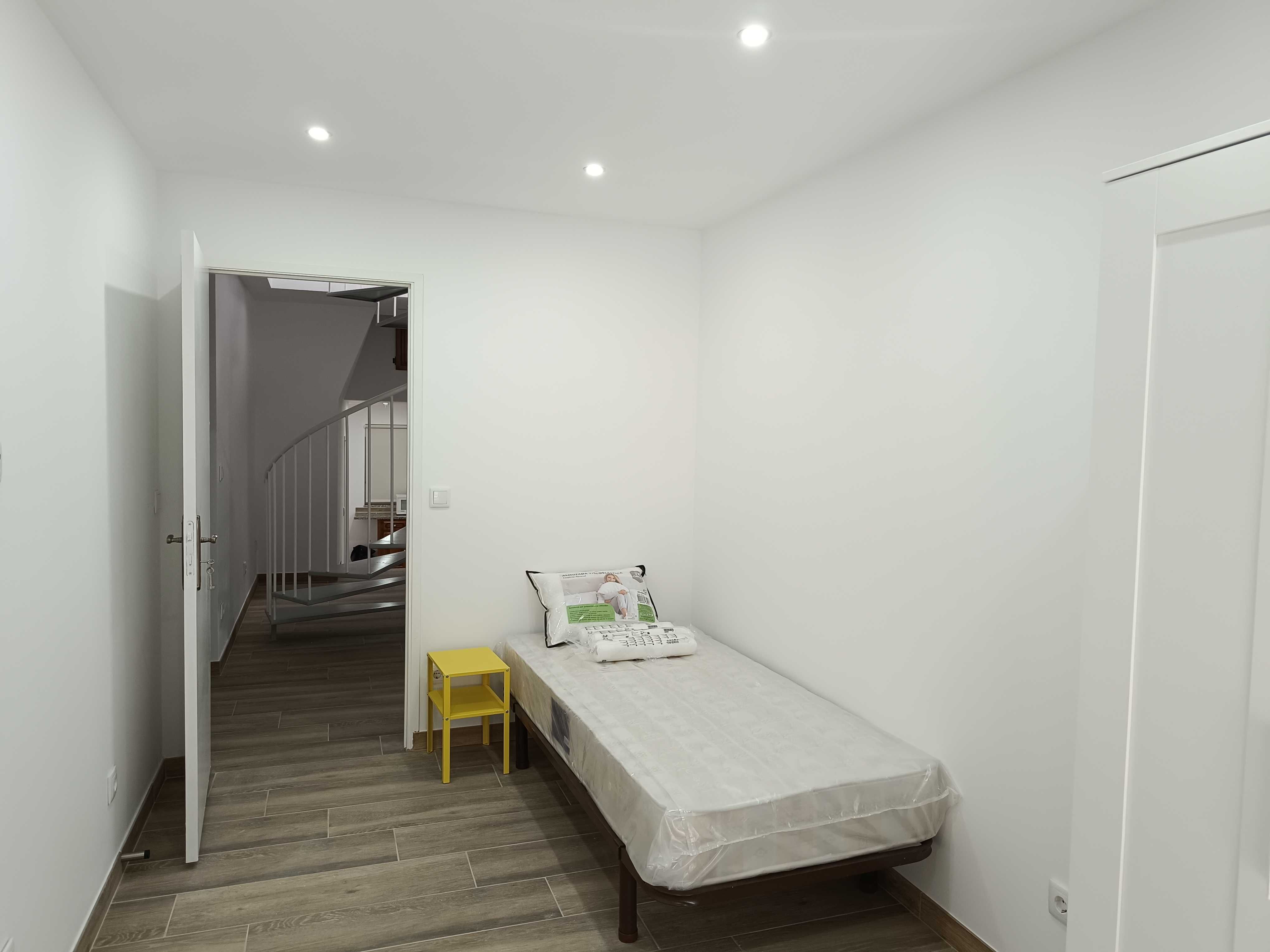 Quarto individual estudante em casa nova