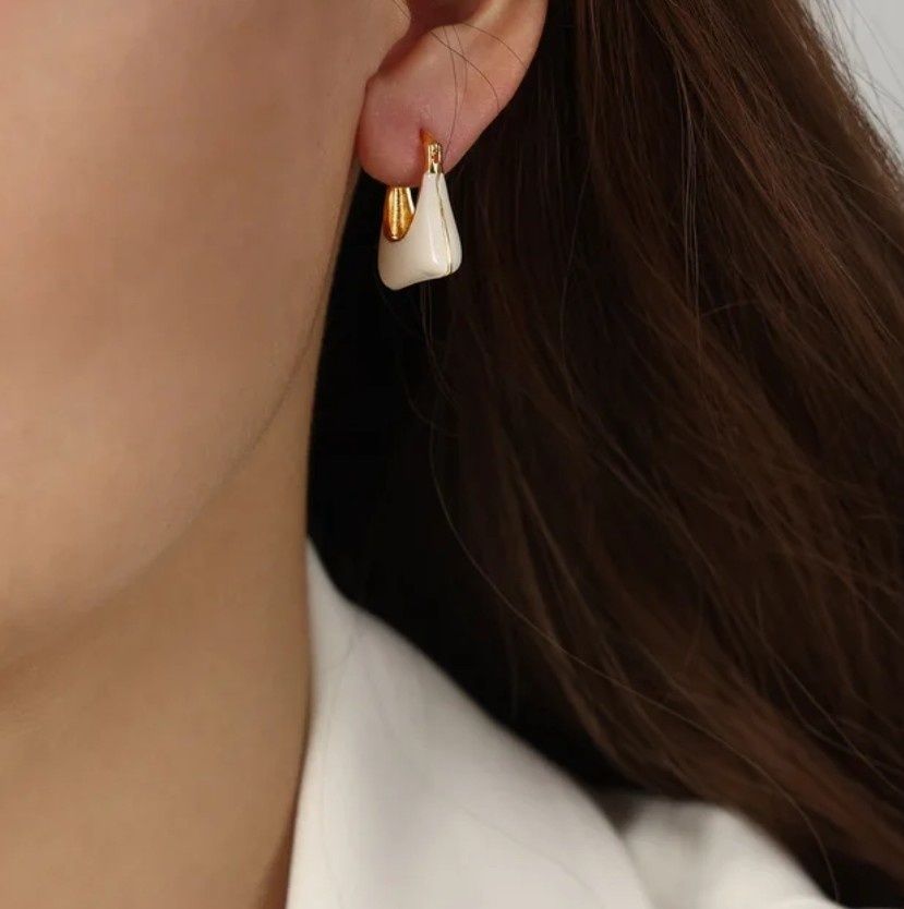 Prześliczne oryginalne białe kolczyki z zapięciami kolor złoty earring