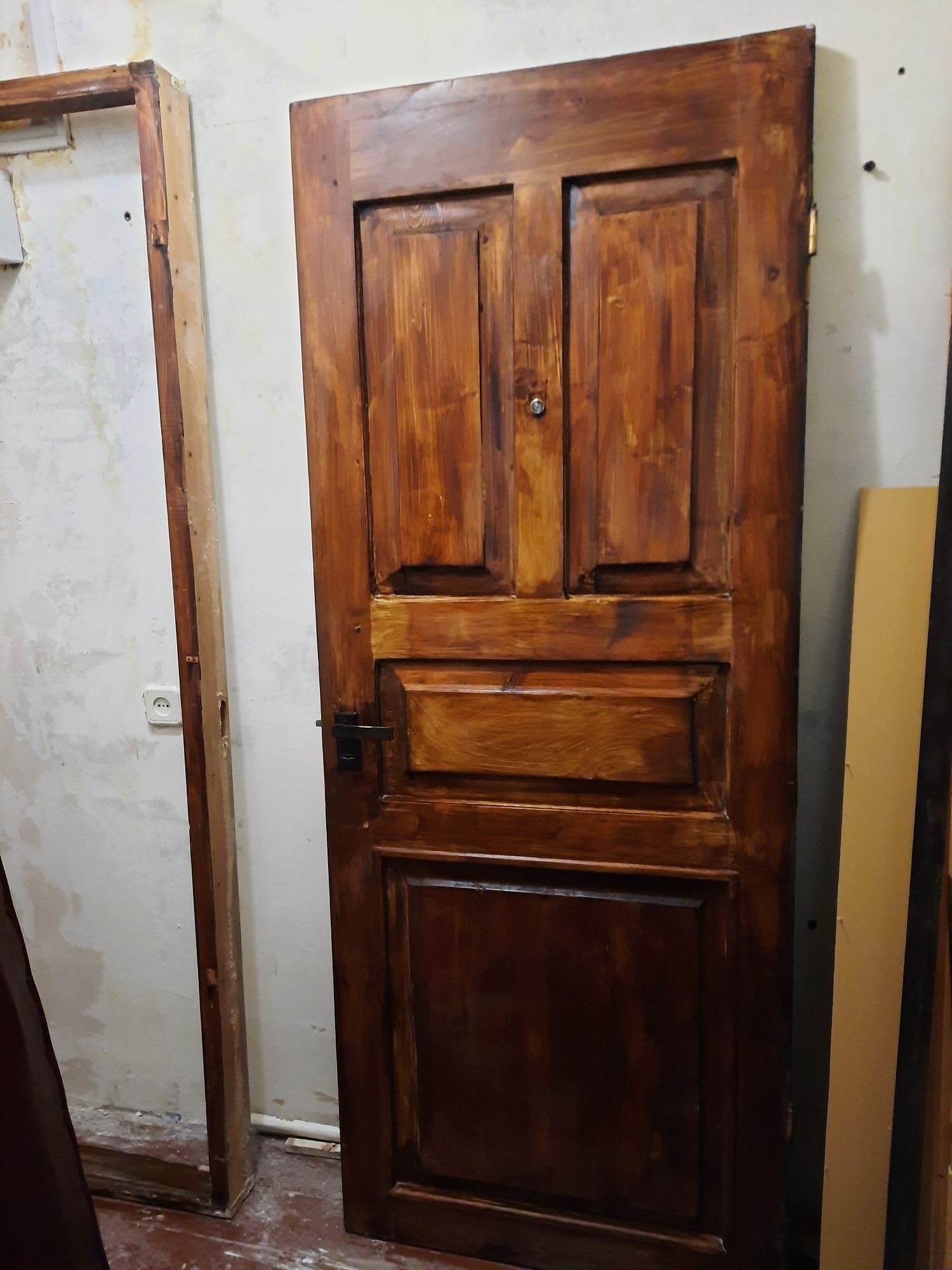 Двери деревянные и двери из дсп, оббитые кожзамом.