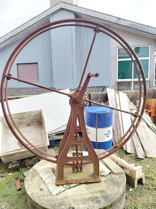 Roda de ferro  poço  antiga