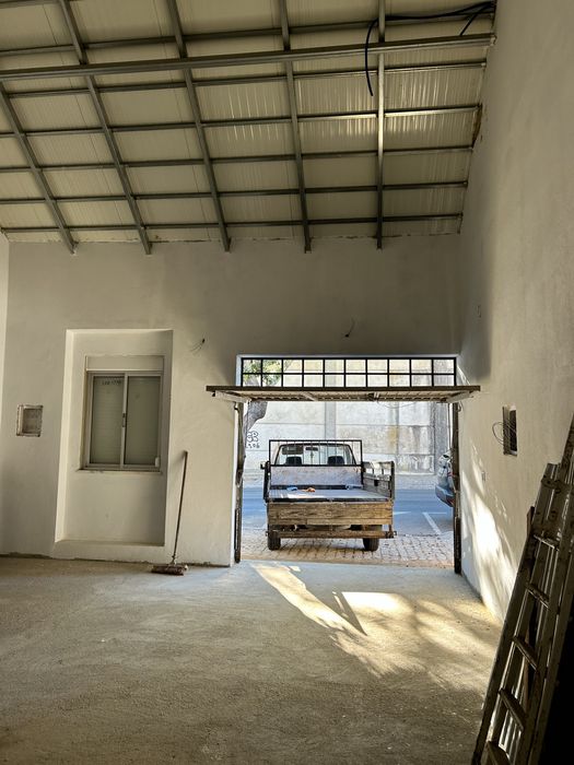 Armazem/ garagem com 63m2