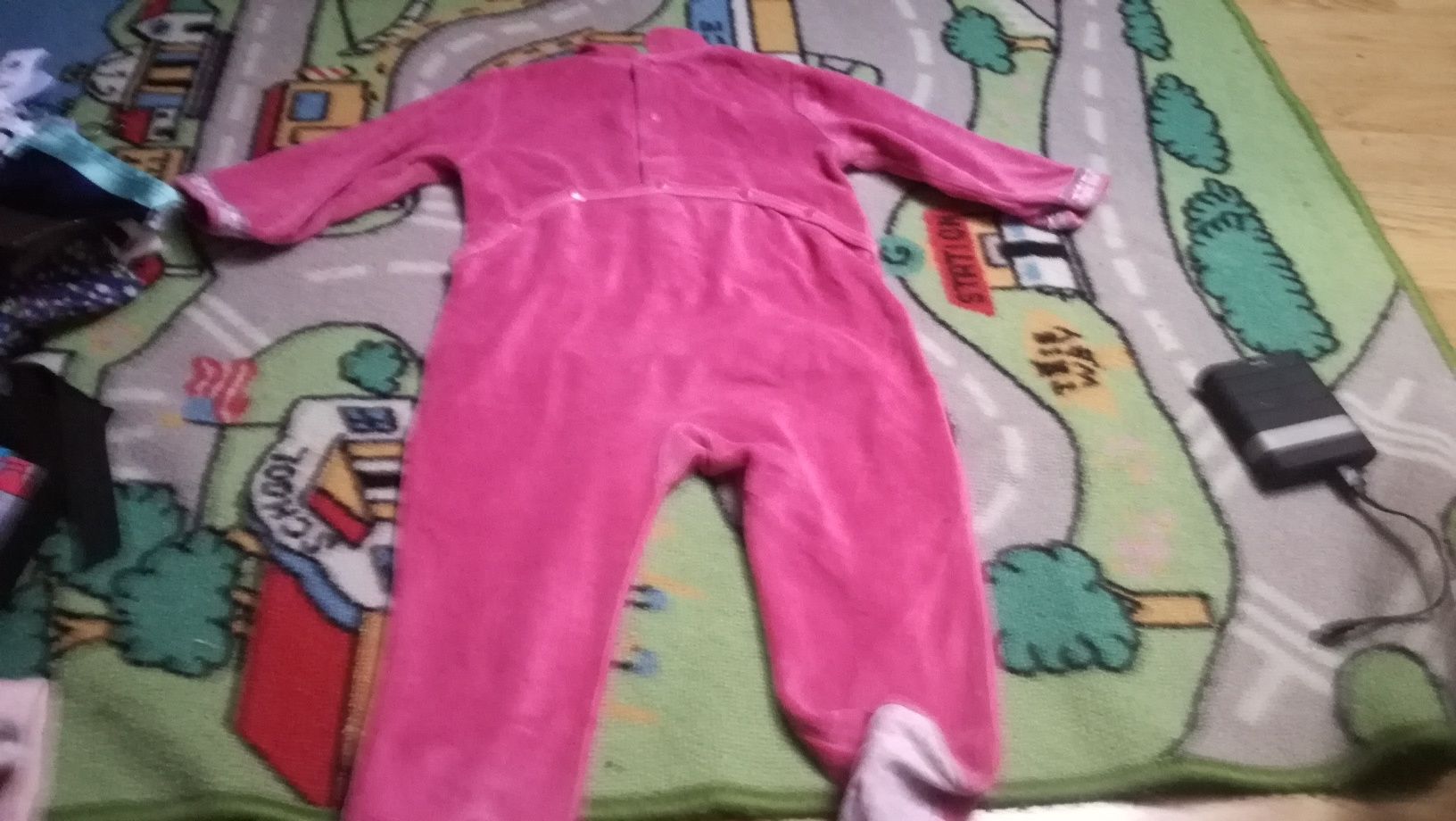 Varias roupas de menina