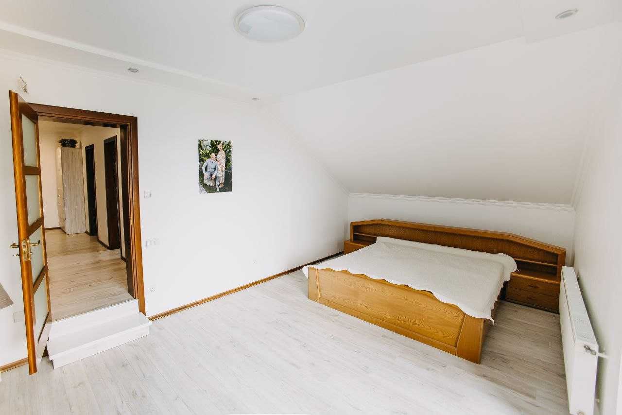 Сучасний будинок 207 м,кв. у Кучурові, 7 сот.